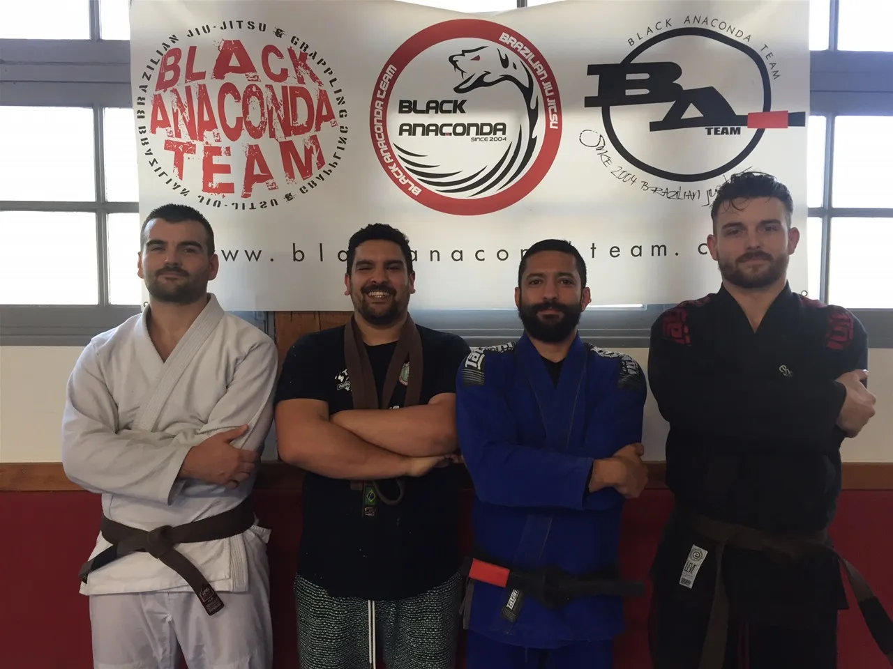 Membres de la Black Anaconda Team en kimono devant la bannière du club