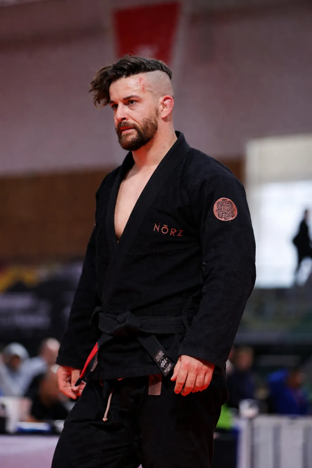 Portrait de David Thomas en kimono noir, ceinture noire