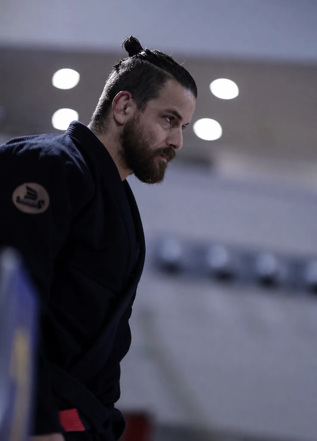 David Thomas en kimono noir, ceinture noire
