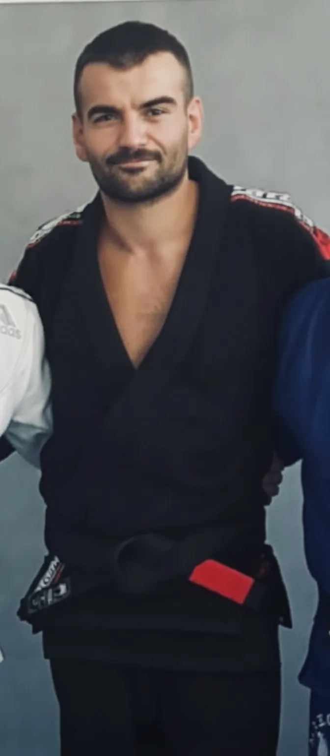 Portrait de Rémi Thomas en kimono noir